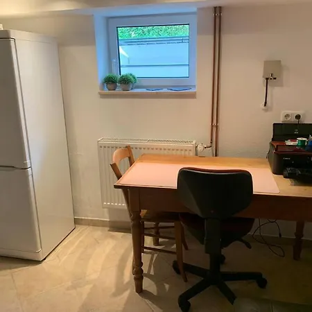 Apartment Souterrain Whg Im Einfamilienhaus -zentral In Frankfurt *
